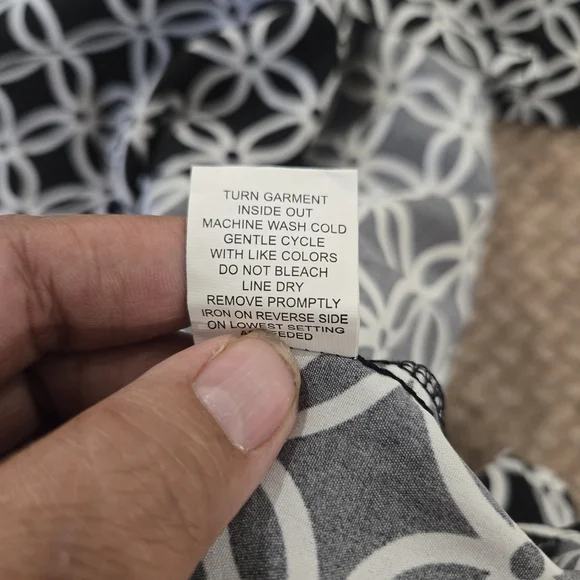 Women’s 2X Black White Geometric Blouse Button Front Lightweight Roll Tab Sleeve - Picture 13 of 13